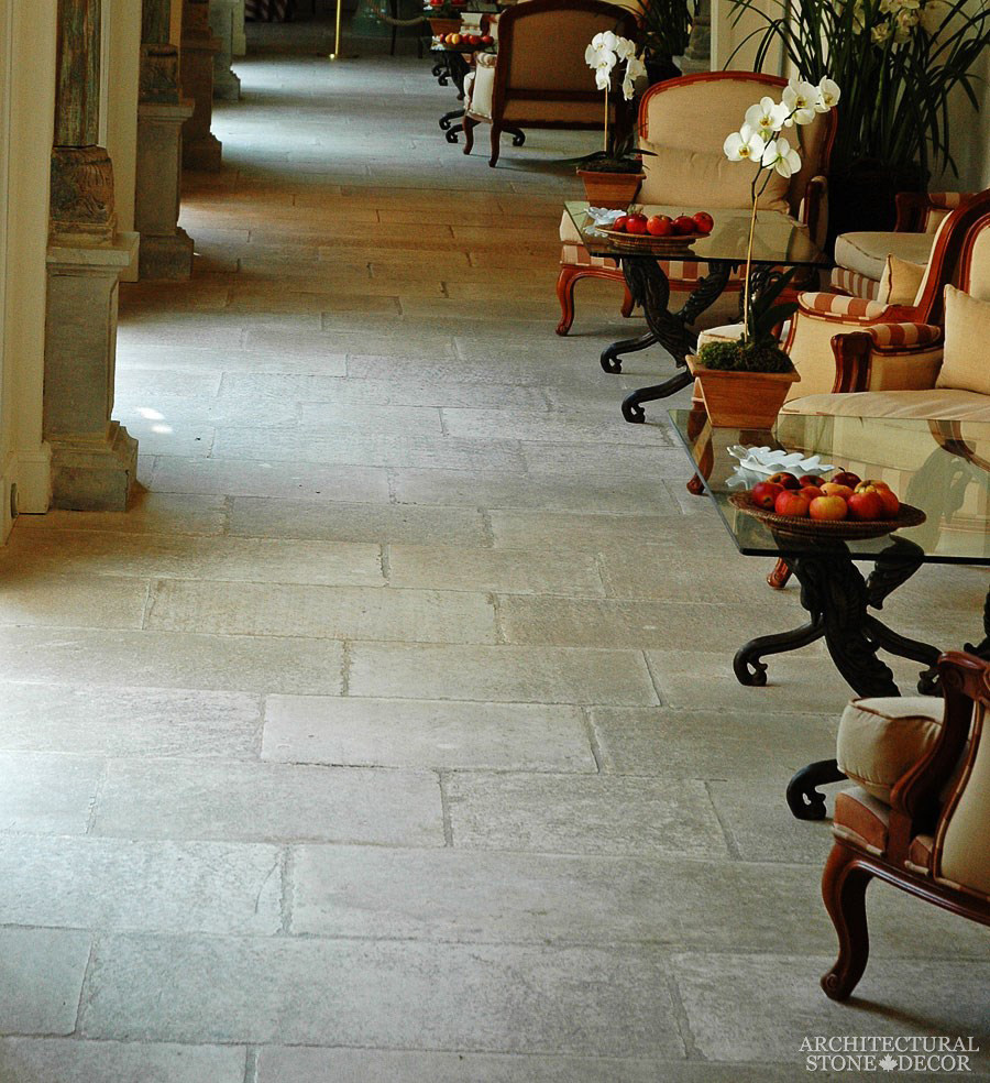 Foto de recibidores y pasillos mediterráneos grandes con suelo de piedra caliza
