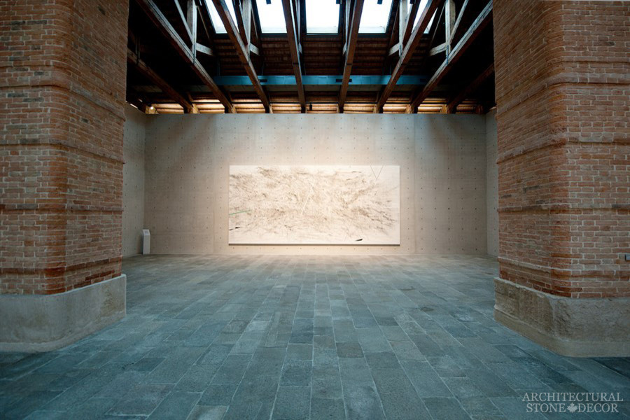 トロントにある広い地中海スタイルのおしゃれな廊下 (ライムストーンの床) の写真