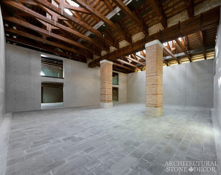 Cette photo montre un grand couloir méditerranéen avec un sol en calcaire.