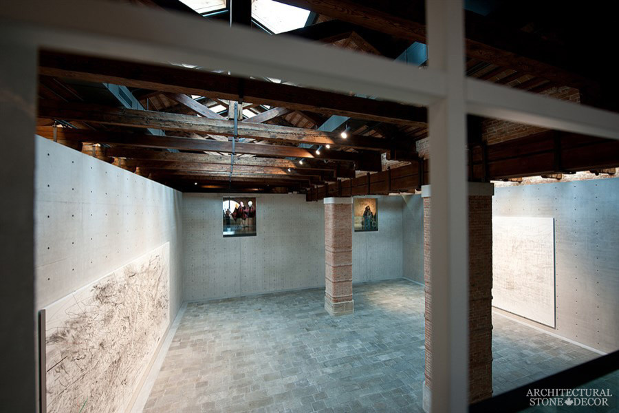 Exemple d'un grand couloir méditerranéen avec un sol en calcaire.