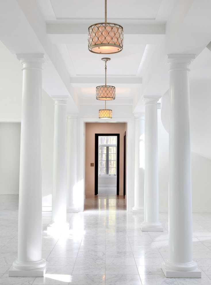 Aménagement d'un très grand couloir classique avec un mur blanc, un sol en marbre et un sol blanc.