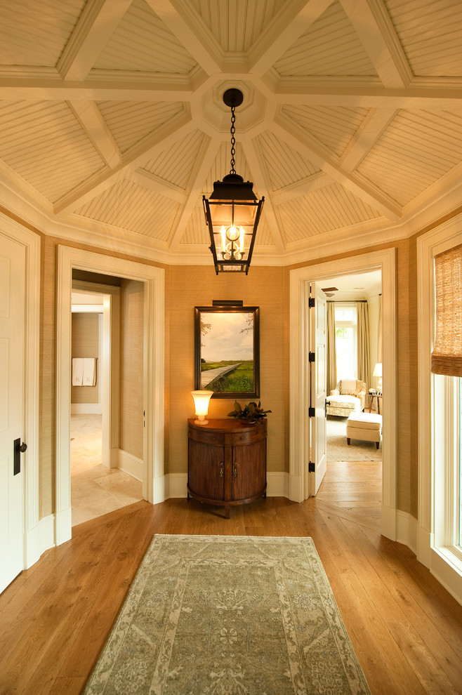 Idee per un ingresso o corridoio classico di medie dimensioni con pavimento in legno massello medio, pareti beige e pavimento giallo