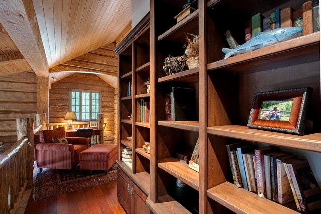 Diseño de recibidores y pasillos rústicos con suelo de madera en tonos medios