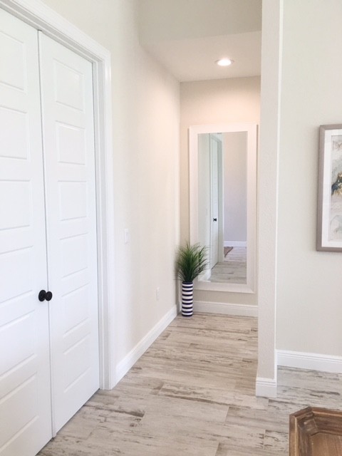 Exemple d'un petit couloir chic avec un mur beige et parquet clair.