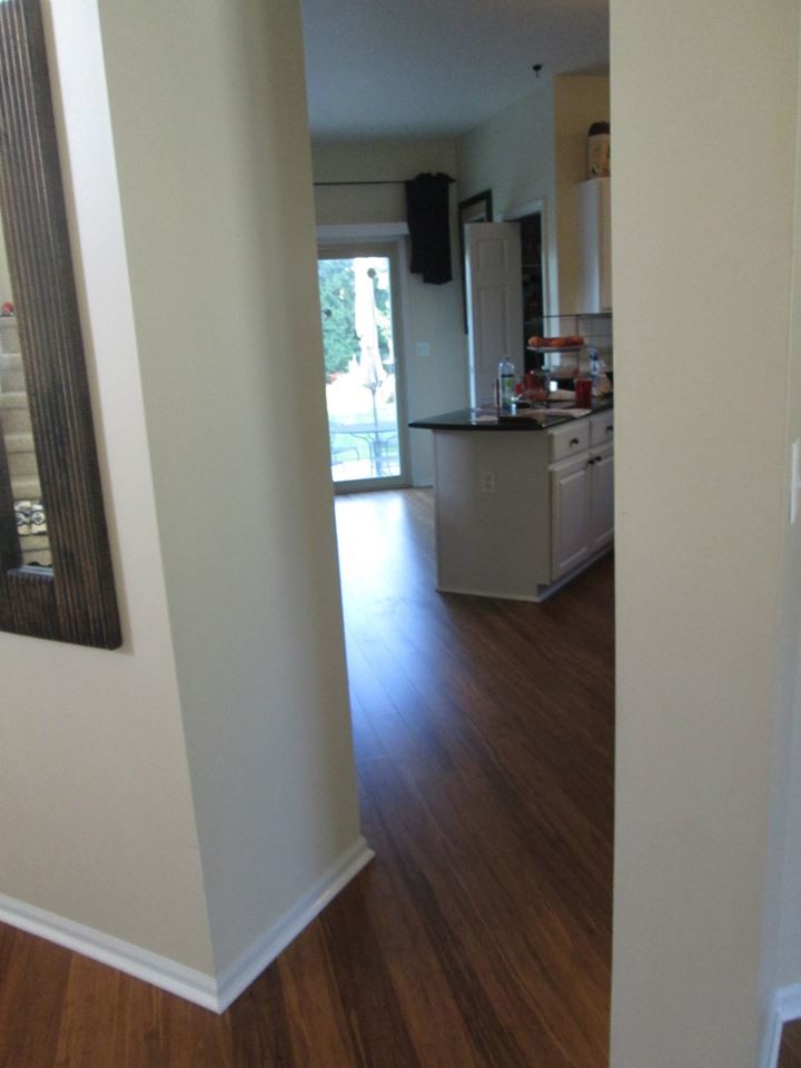 Источник вдохновения для домашнего уюта: коридор среднего размера в классическом стиле с бежевыми стенами и полом из бамбука