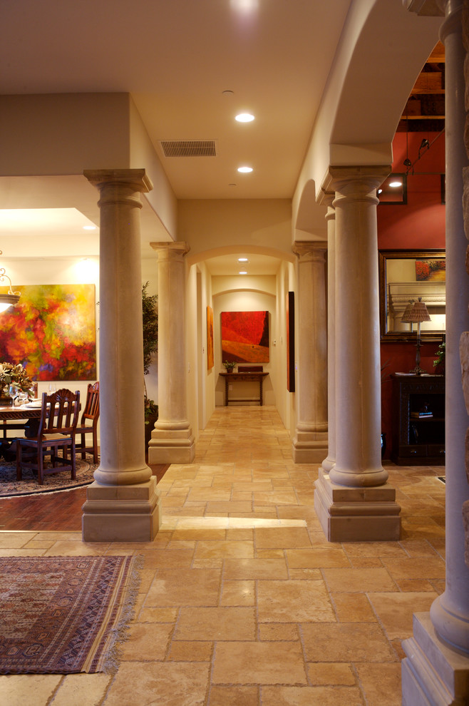 フェニックスにある広いコンテンポラリースタイルのおしゃれな廊下 (ベージュの壁、トラバーチンの床、ベージュの床) の写真
