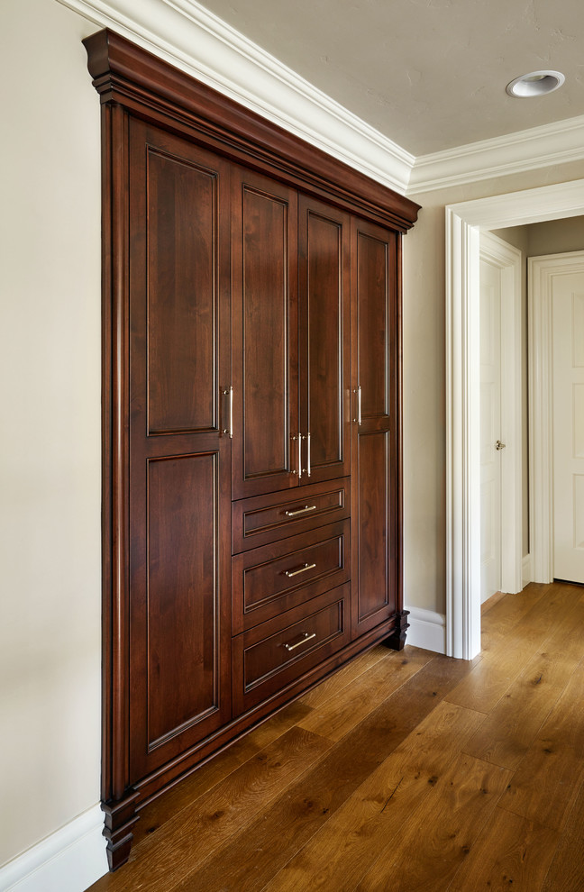 Источник вдохновения для домашнего уюта: коридор среднего размера в классическом стиле с серыми стенами и паркетным полом среднего тона