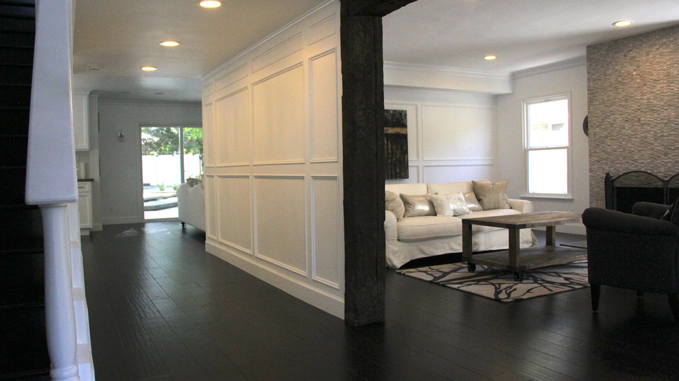 Mittelgroßer Klassischer Flur mit weißer Wandfarbe, dunklem Holzboden und braunem Boden in Los Angeles