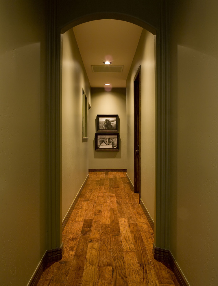 Foto di un ingresso o corridoio rustico di medie dimensioni con pareti verdi e pavimento in legno massello medio