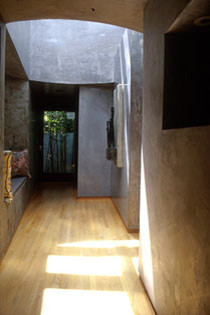 Example of a minimalist hallway design in Los Angeles