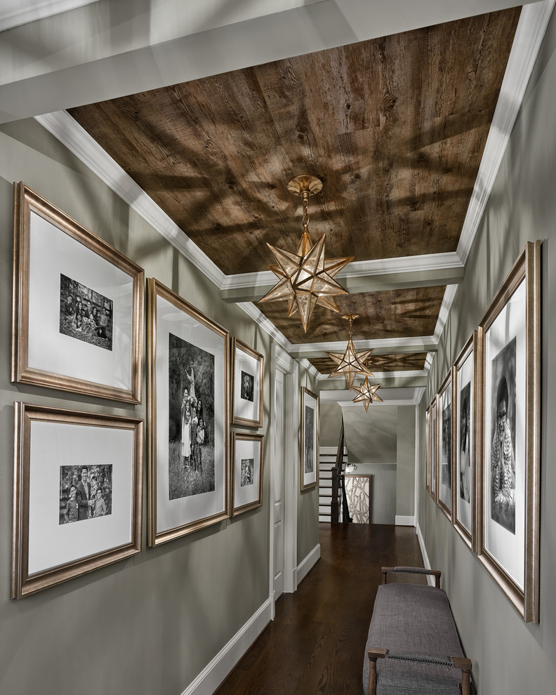 Idée de décoration pour un grand couloir tradition avec un mur gris, parquet foncé et un sol marron.