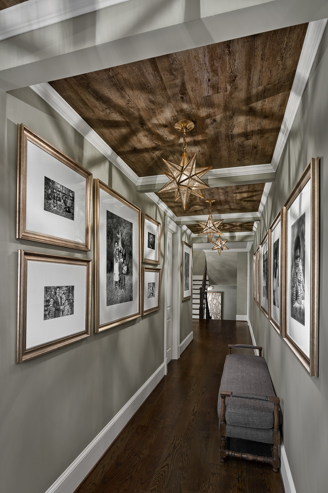 Idéer för att renovera en stor vintage hall, med grå väggar, mörkt trägolv och brunt golv