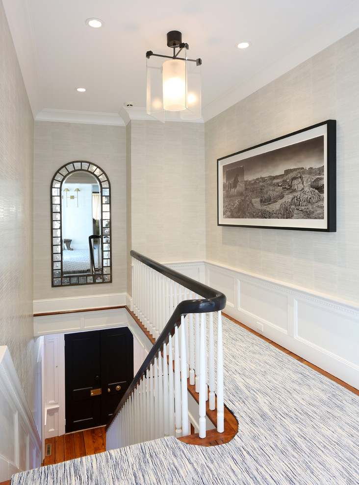 Ispirazione per un ingresso o corridoio chic di medie dimensioni con pareti beige, moquette e pavimento multicolore