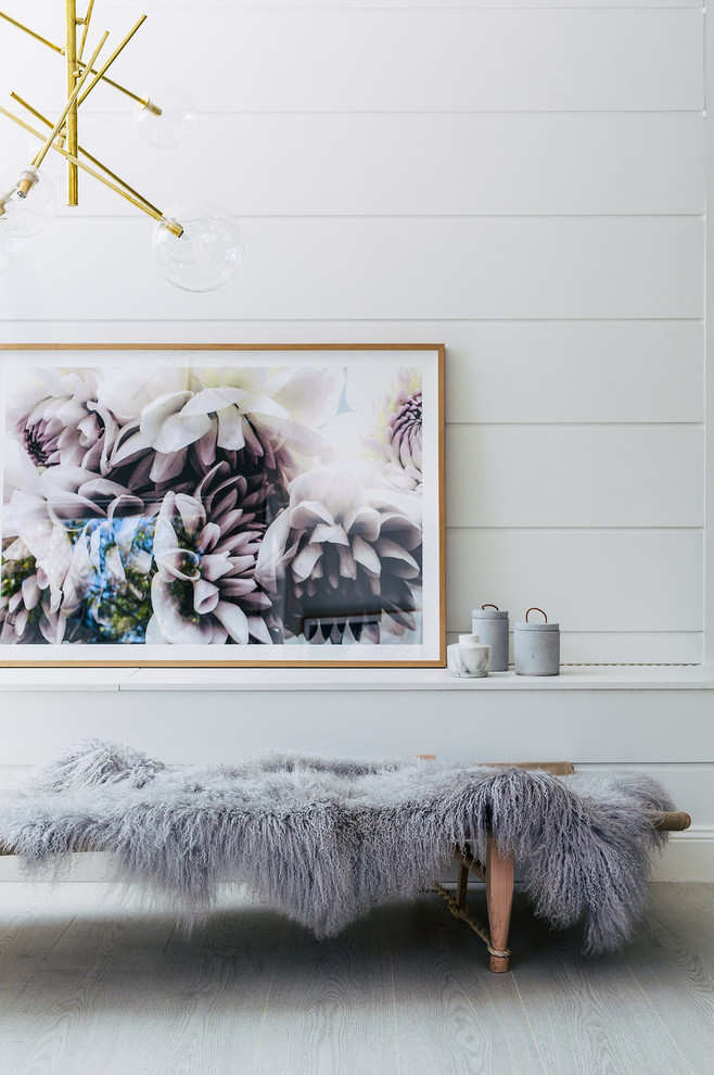 Skandinavischer Flur mit weißer Wandfarbe und hellem Holzboden in Sydney