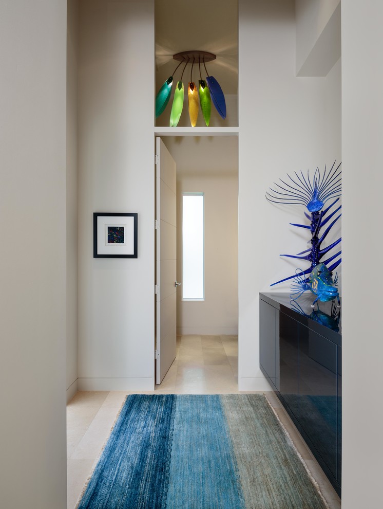 Свежая идея для дизайна: коридор среднего размера в стиле модернизм с белыми стенами, полом из травертина и бежевым полом - отличное фото интерьера