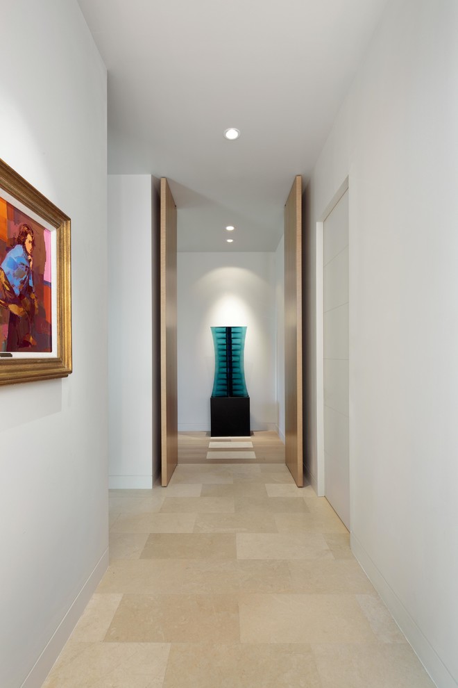 Inspiration för mellanstora moderna hallar, med vita väggar, travertin golv och beiget golv