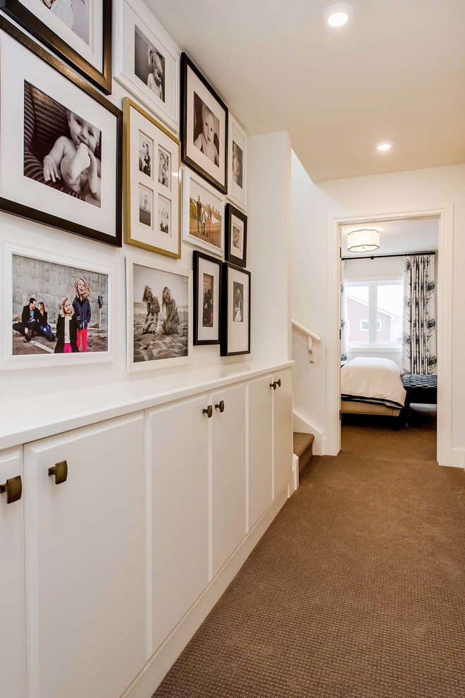 Свежая идея для дизайна: коридор в стиле неоклассика (современная классика) с белыми стенами и ковровым покрытием - отличное фото интерьера