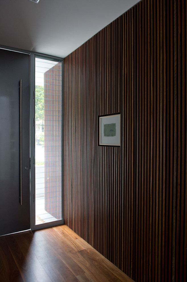 Idées déco pour un couloir rétro avec un sol en bois brun.
