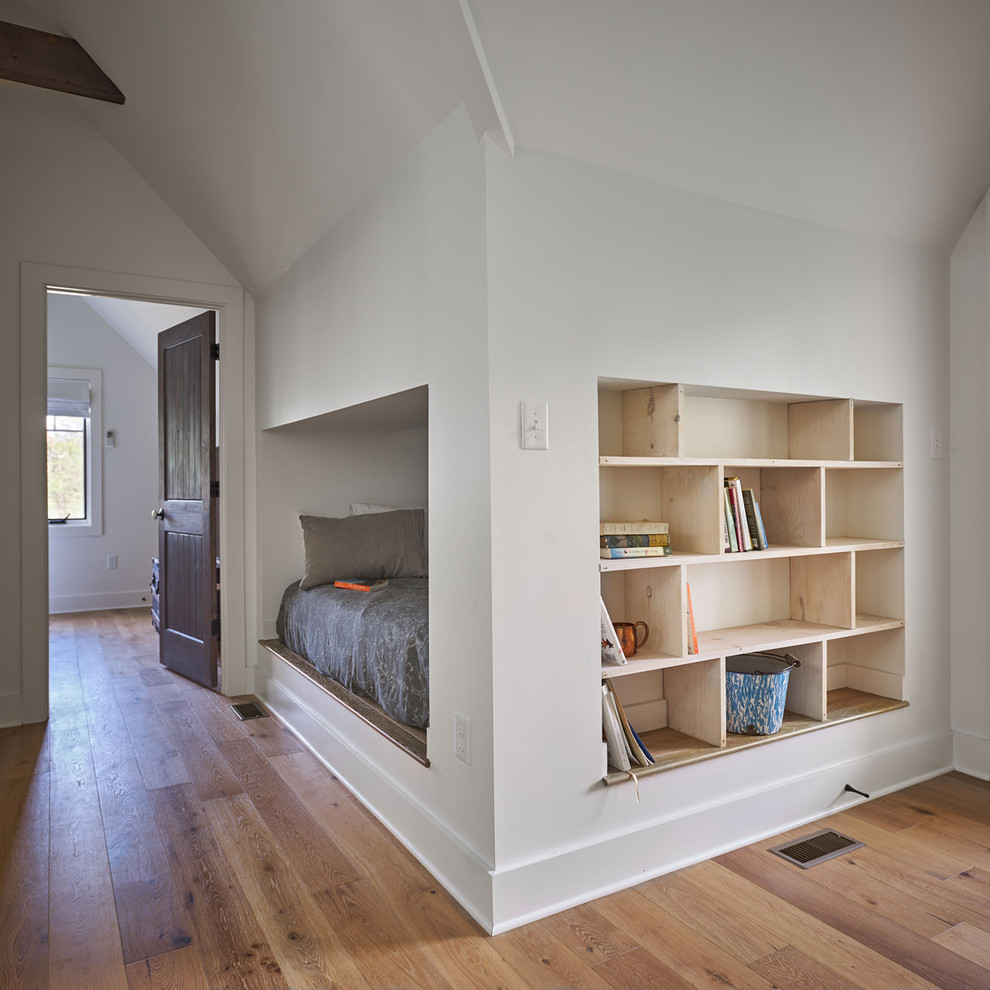Imagen de recibidores y pasillos de estilo de casa de campo pequeños con paredes blancas, suelo de madera en tonos medios y suelo marrón