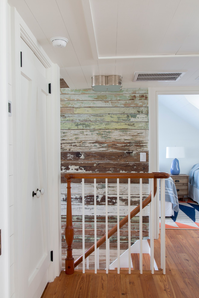 Источник вдохновения для домашнего уюта: коридор в морском стиле с разноцветными стенами и паркетным полом среднего тона