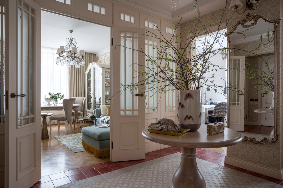 Idée de décoration pour un couloir tradition de taille moyenne avec un mur beige, un sol en carrelage de céramique et un sol multicolore.