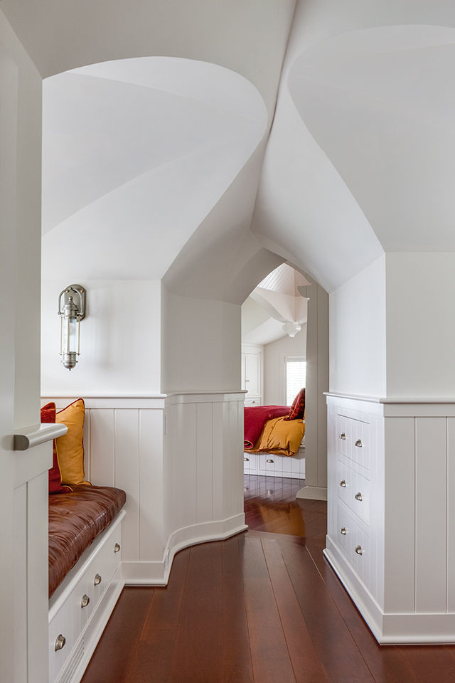 Idée de décoration pour un couloir marin de taille moyenne avec un mur blanc, un sol en bois brun et un sol marron.
