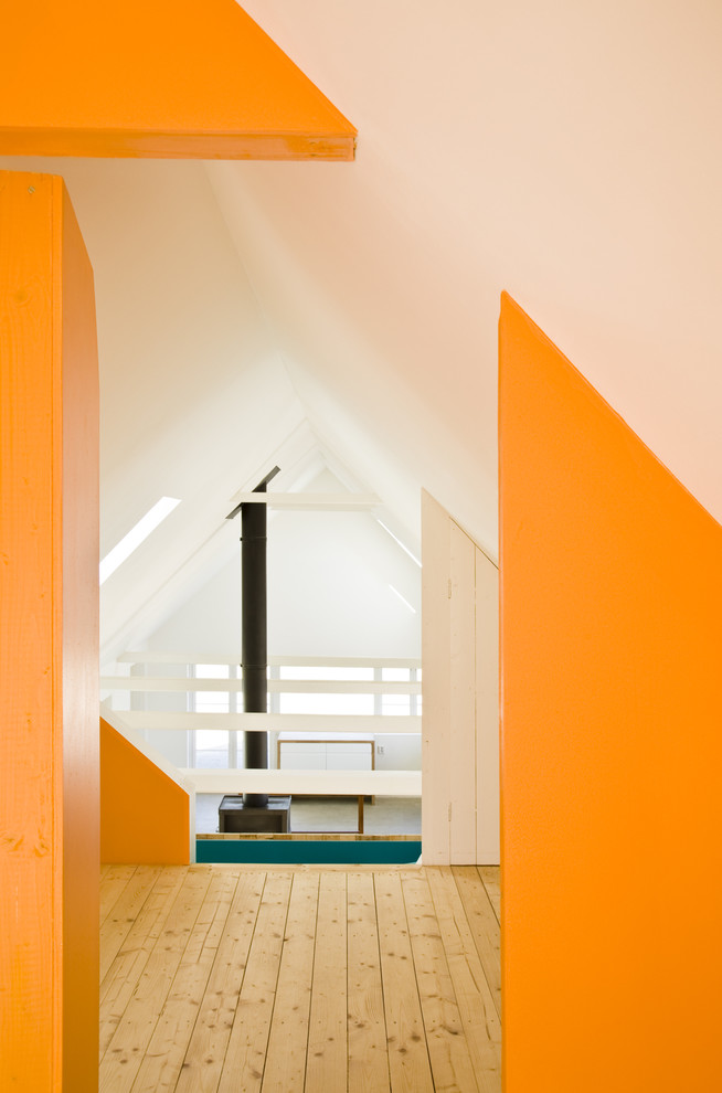 Modelo de recibidores y pasillos escandinavos con parades naranjas y suelo de madera clara