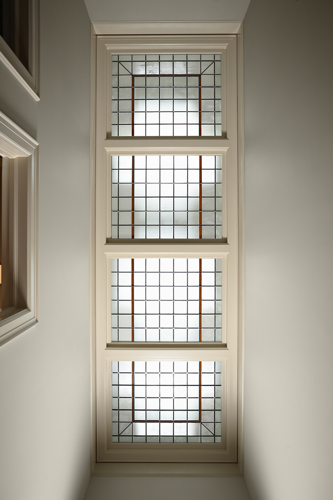 Стильный дизайн: коридор в классическом стиле с белыми стенами - последний тренд