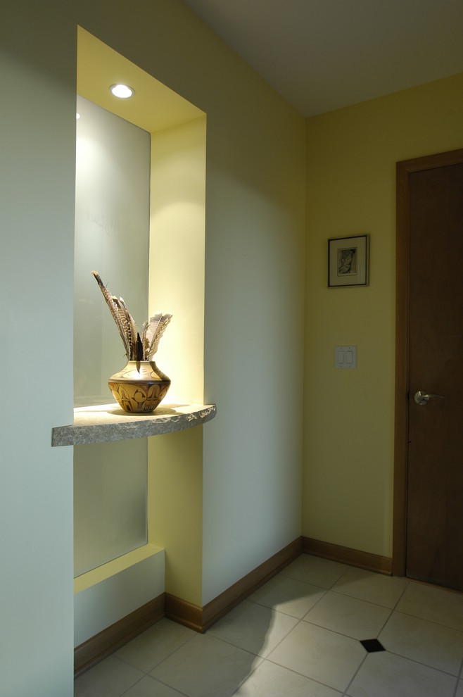 На фото: коридор среднего размера в классическом стиле с желтыми стенами и полом из керамической плитки