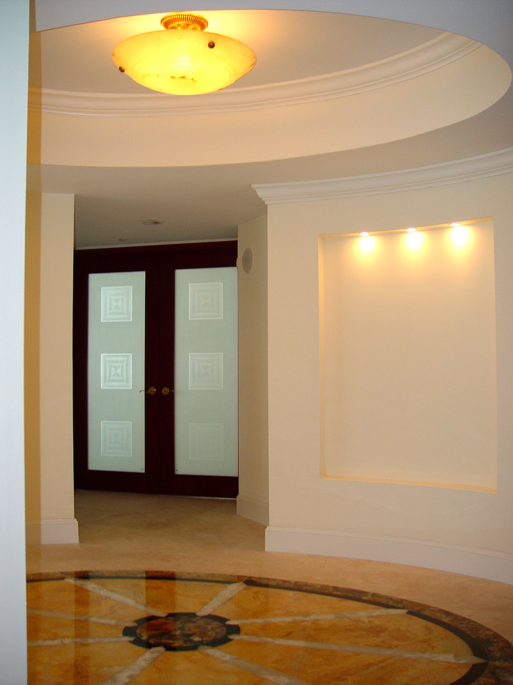 Idee per un piccolo ingresso o corridoio minimal con pareti bianche e pavimento in marmo
