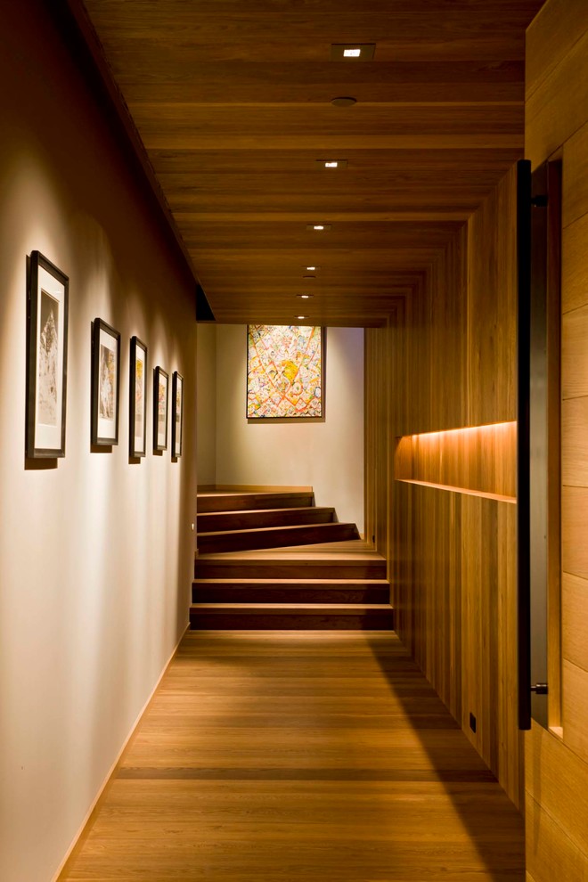 Пример оригинального дизайна: коридор в современном стиле с бежевыми стенами и паркетным полом среднего тона