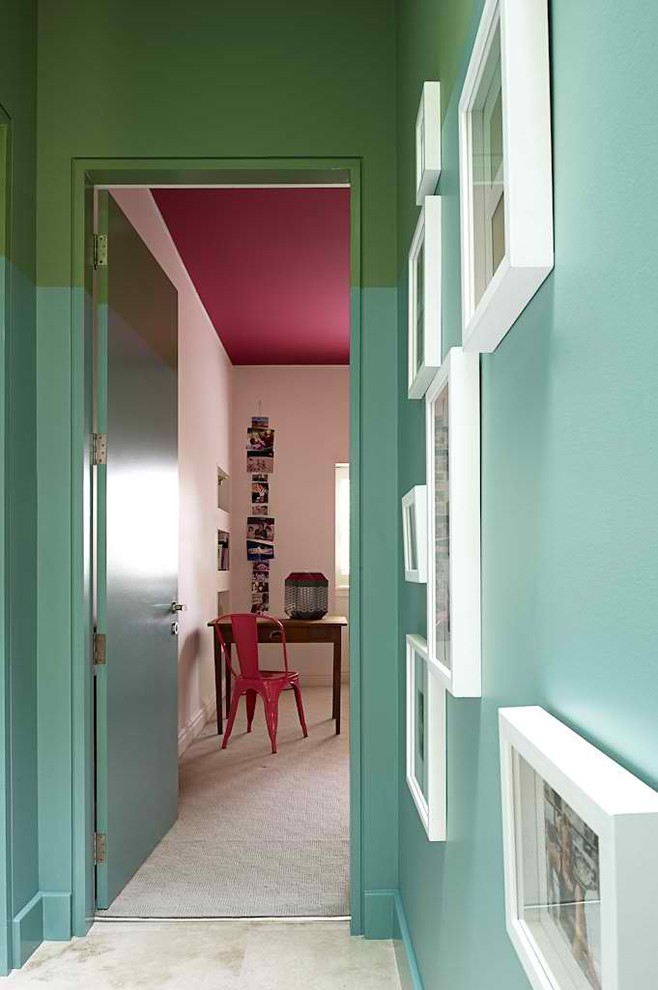 Идея дизайна: коридор среднего размера в современном стиле с зелеными стенами, ковровым покрытием и белым полом