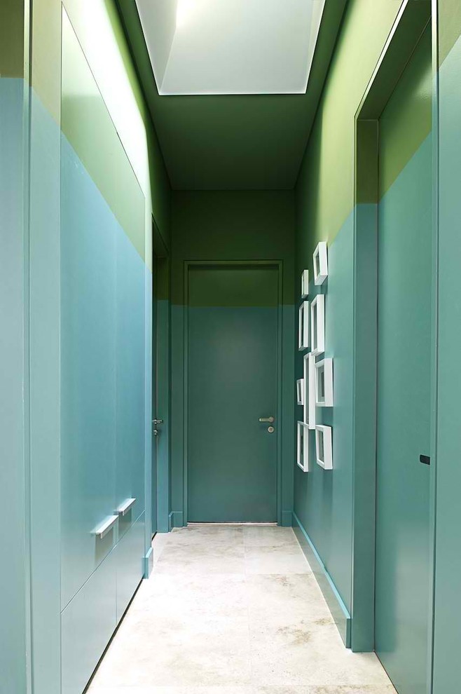 Стильный дизайн: коридор среднего размера в современном стиле с зелеными стенами, полом из известняка и бежевым полом - последний тренд