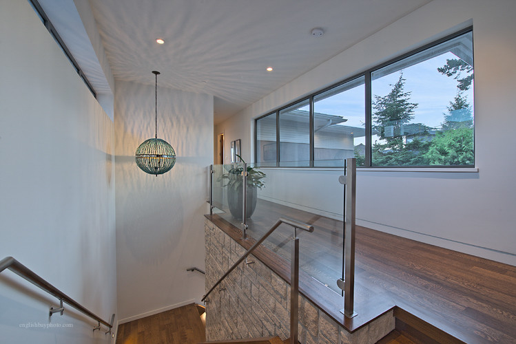 Idee per un ingresso o corridoio contemporaneo con pareti bianche e pavimento in legno massello medio