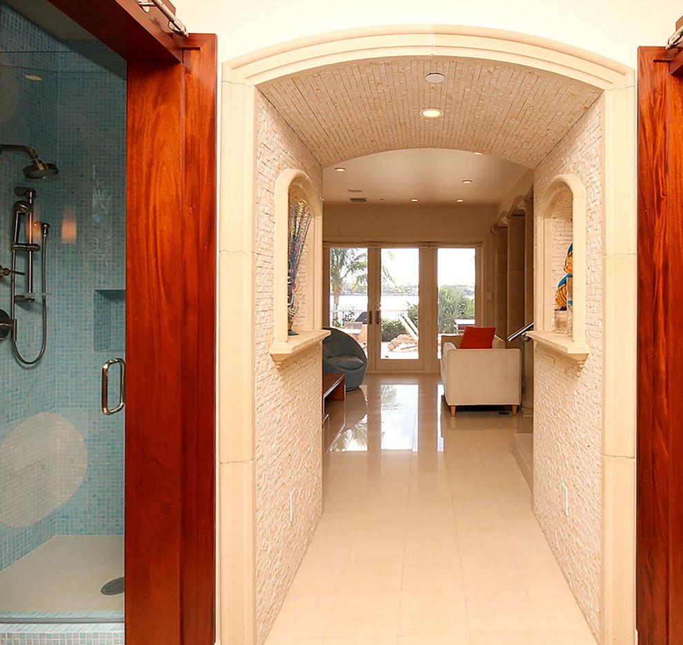 Immagine di un ingresso o corridoio boho chic di medie dimensioni con pareti beige e pavimento in marmo