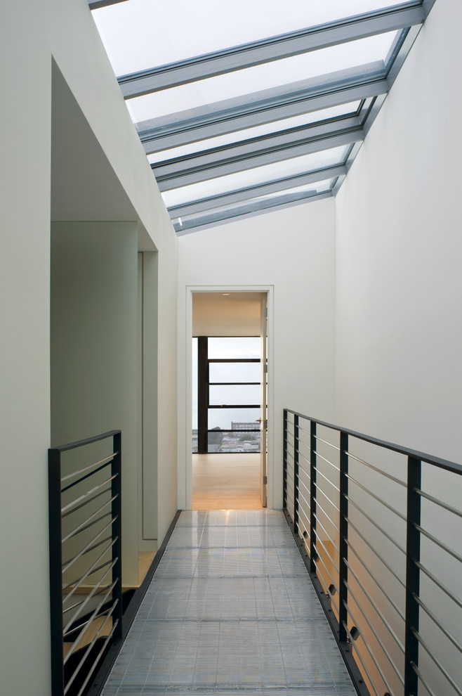 Cette image montre un couloir design avec un mur blanc.