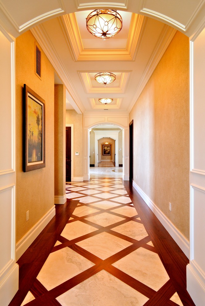 Источник вдохновения для домашнего уюта: огромный коридор: освещение в классическом стиле с бежевыми стенами, мраморным полом и разноцветным полом