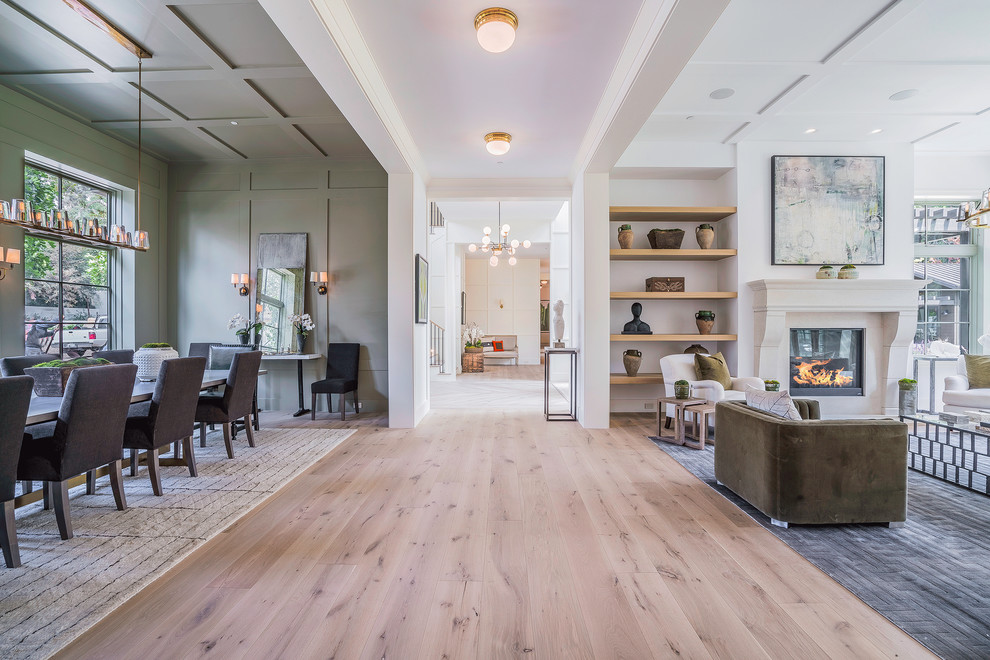 Geräumiger Moderner Flur mit weißer Wandfarbe, hellem Holzboden und beigem Boden in Los Angeles