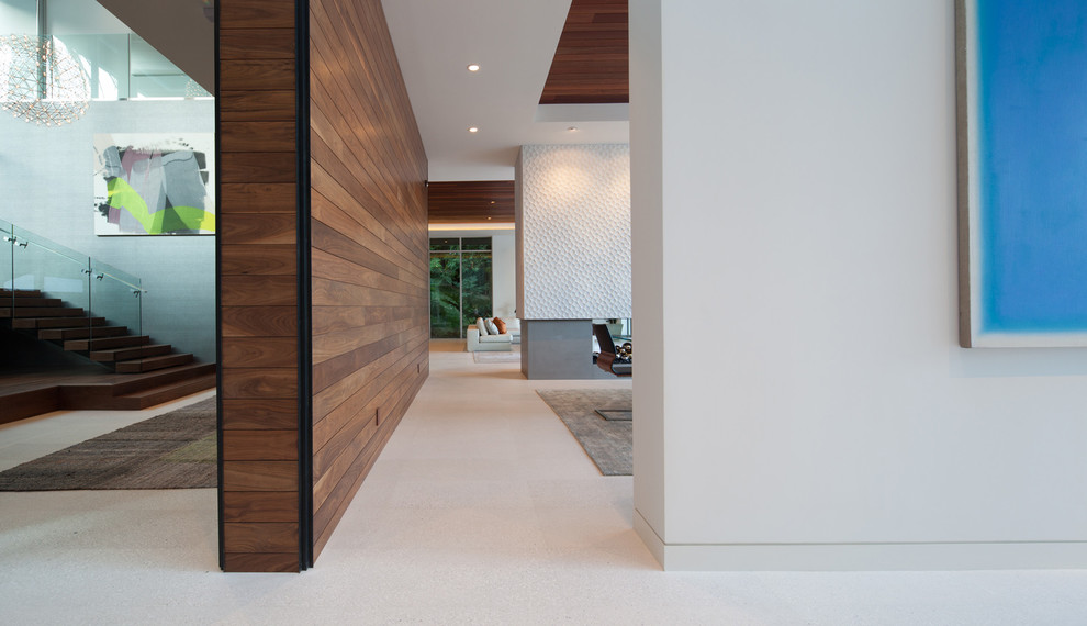 Стильный дизайн: огромный коридор в стиле модернизм с белыми стенами и ковровым покрытием - последний тренд