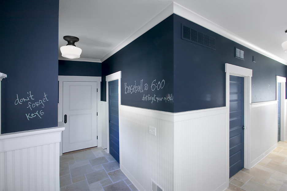 На фото: большой коридор: освещение в морском стиле с синими стенами, полом из травертина и серым полом