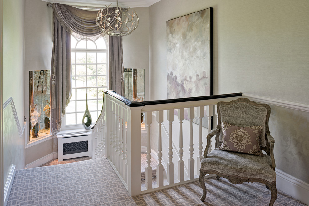 Idée de décoration pour un couloir tradition de taille moyenne avec un mur beige et moquette.