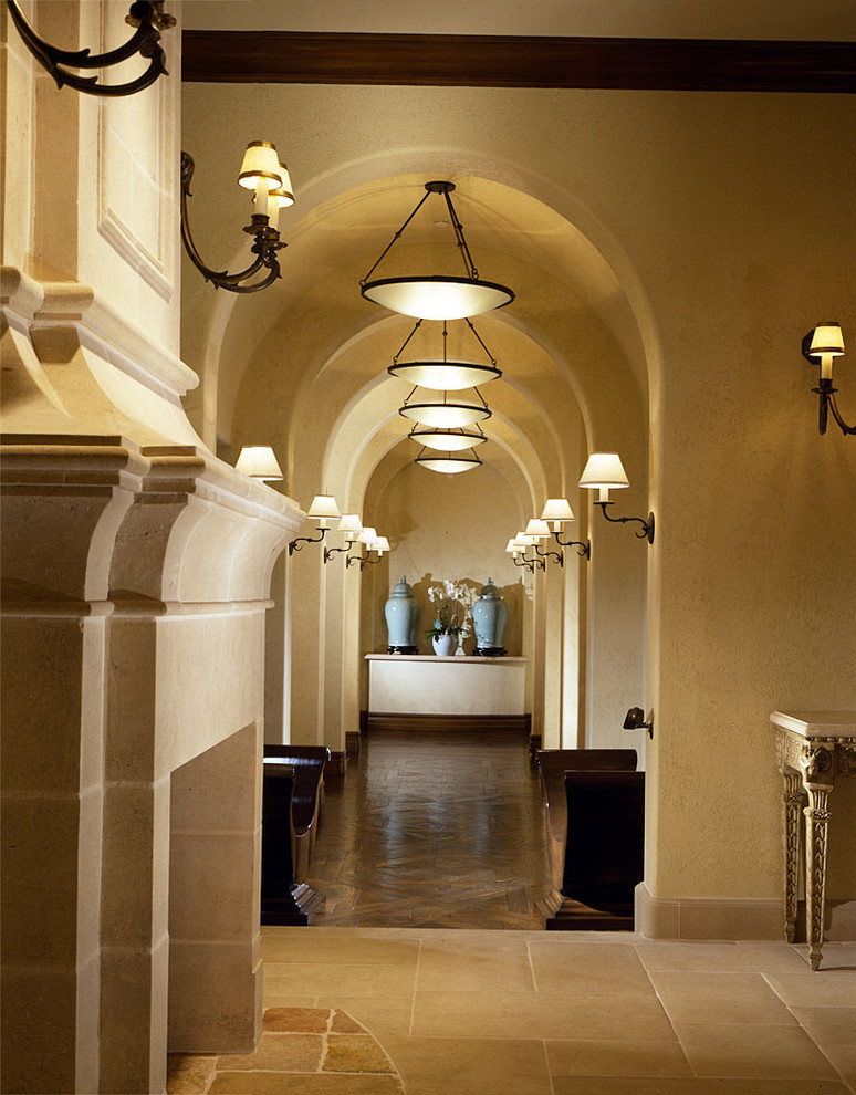 Idée de décoration pour un couloir tradition avec un sol en travertin.