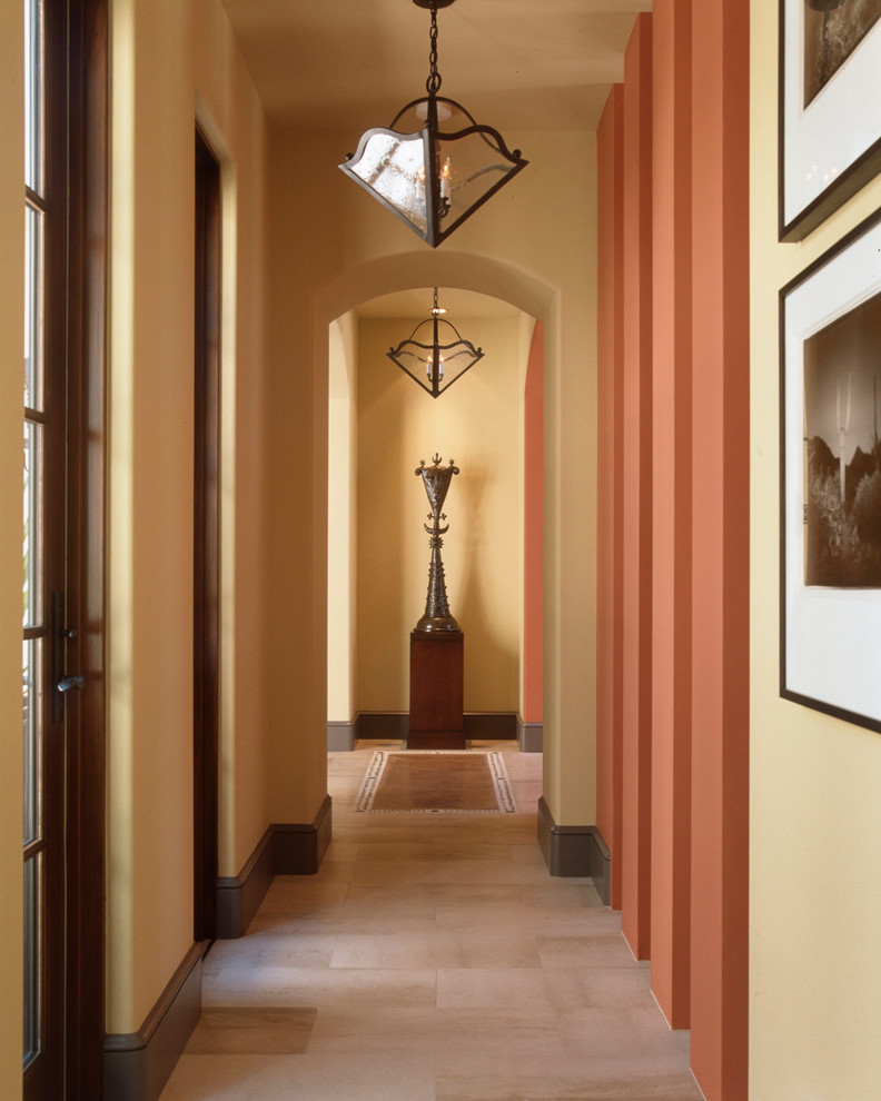 Стильный дизайн: коридор в средиземноморском стиле с полом из травертина - последний тренд