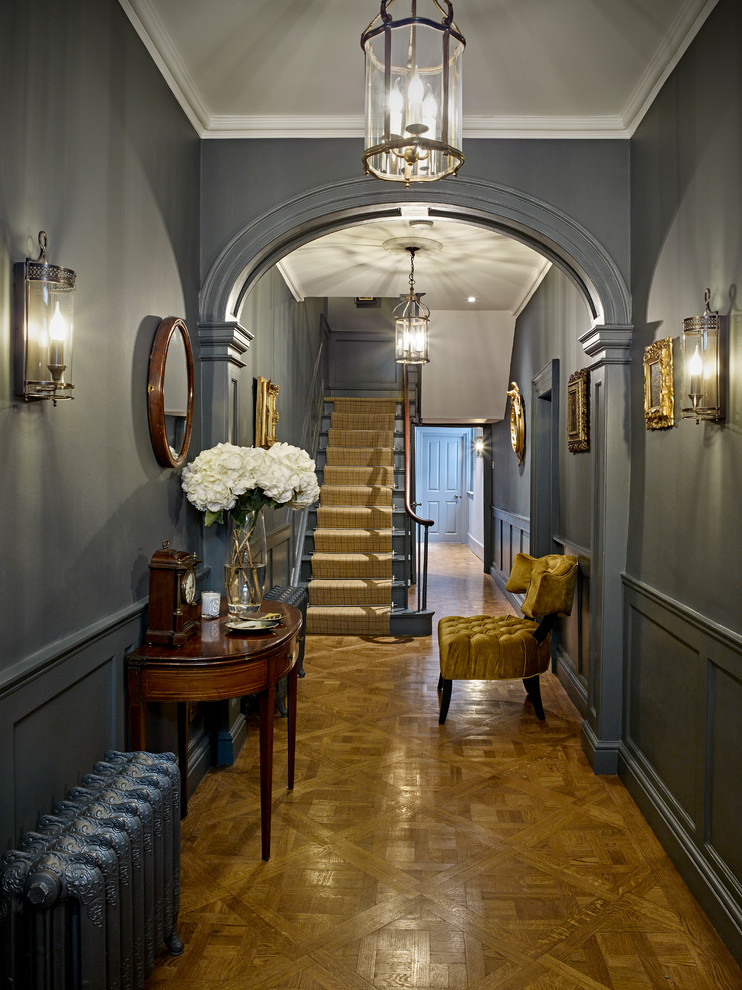Mittelgroßer Klassischer Flur mit grauer Wandfarbe, hellem Holzboden und beigem Boden in London