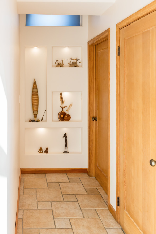 Ispirazione per un piccolo ingresso o corridoio design con pareti bianche, pavimento con piastrelle in ceramica e pavimento multicolore
