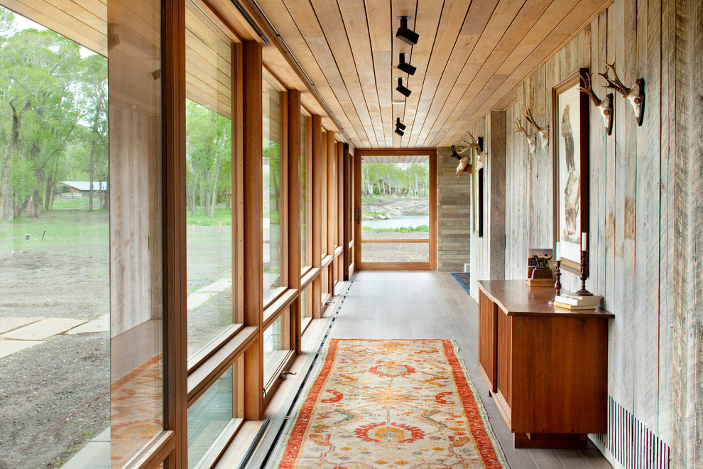 Aménagement d'un couloir contemporain avec un sol en bois brun.