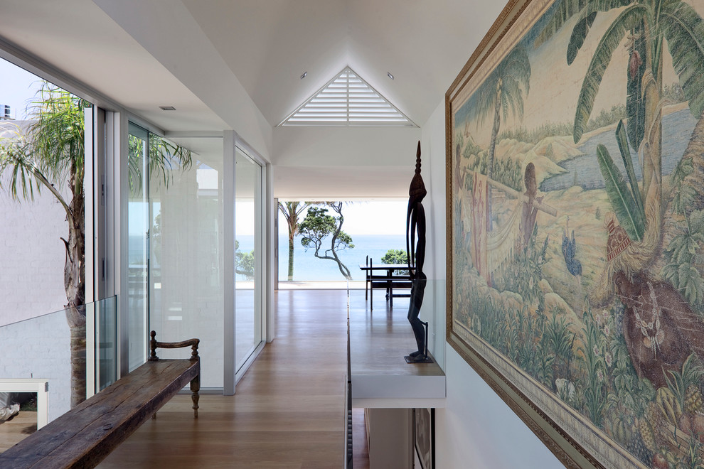 Mittelgroßer Moderner Flur mit weißer Wandfarbe und hellem Holzboden in Auckland