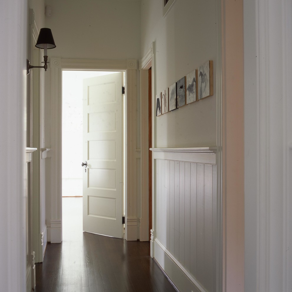ボルチモアにあるラグジュアリーな広いトラディショナルスタイルのおしゃれな廊下 (白い壁、濃色無垢フローリング) の写真