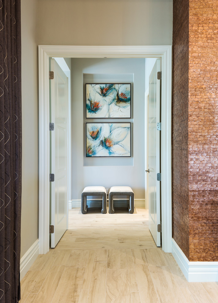 Inspiration pour un couloir traditionnel de taille moyenne avec un mur beige et parquet clair.