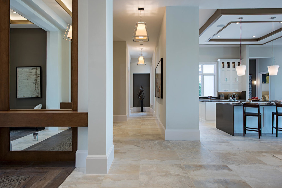 Ispirazione per un grande ingresso o corridoio design con pareti beige, pavimento in gres porcellanato e pavimento beige